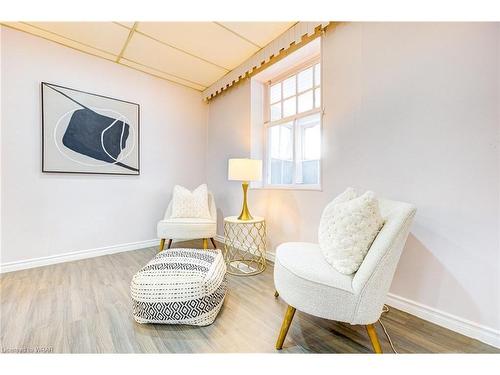 135 Queen Street E, Cambridge, ON - Indoor Photo Showing Living Room