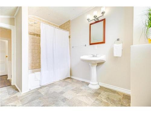 135 Queen Street E, Cambridge, ON - Indoor Photo Showing Bathroom