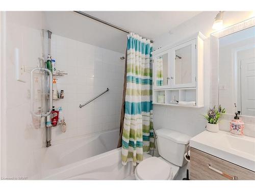 302-29 West Avenue, Kitchener, ON - Indoor Photo Showing Bathroom