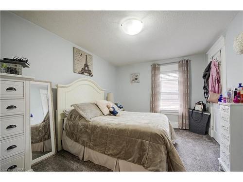 6 Oak Street, Cambridge, ON - Indoor Photo Showing Bedroom