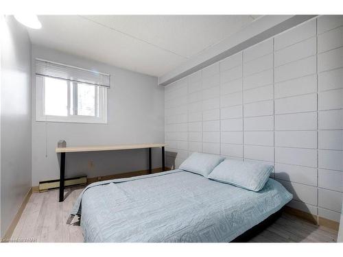 209-30 Hickory Street E, Waterloo, ON - Indoor Photo Showing Bedroom