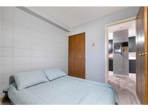 209-30 Hickory Street E, Waterloo, ON - Indoor Photo Showing Bedroom