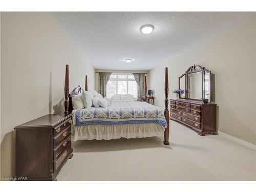 32-260 Deer Ridge Drive, Kitchener, ON - Indoor Photo Showing Bedroom