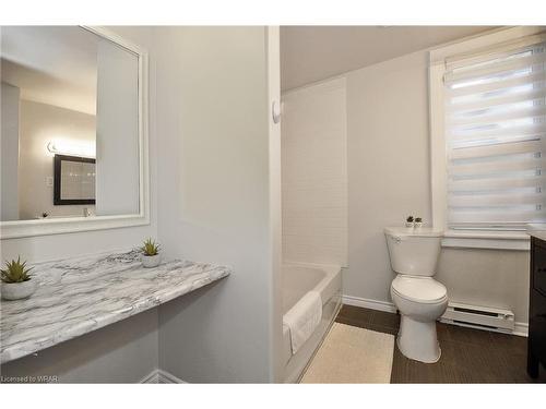 48 Beverly Street, Cambridge, ON - Indoor Photo Showing Bathroom