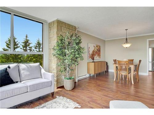 503-20 Berkley Road, Cambridge, ON - Indoor Photo Showing Living Room