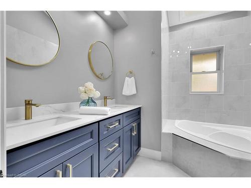 10 Cleaveholm Drive, Halton Hills, ON - Indoor Photo Showing Bathroom