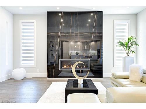 685 Meadowsweet Avenue, Waterloo, ON - Indoor Photo Showing Living Room