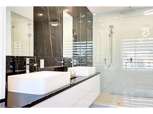 685 Meadowsweet Avenue, Waterloo, ON - Indoor Photo Showing Bathroom