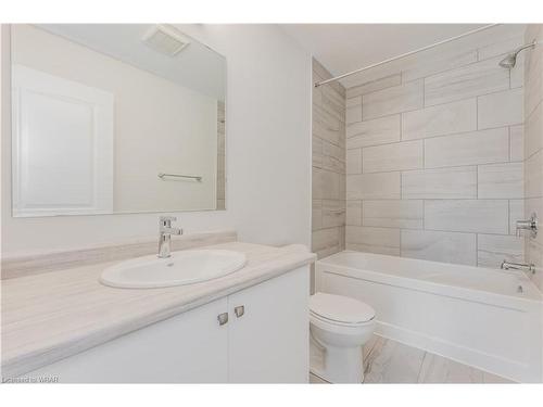 B010-19 Benninger Drive, Kitchener, ON - Indoor Photo Showing Bathroom