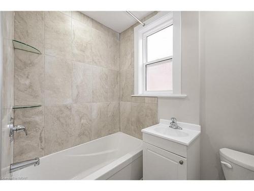 1-152 Weber Street E, Kitchener, ON - Indoor Photo Showing Bathroom