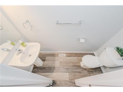 11 Sparrow Avenue, Cambridge, ON - Indoor Photo Showing Bathroom