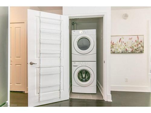 909-144 Park Street, Waterloo, ON - Indoor Photo Showing Laundry Room