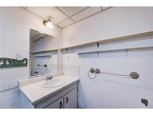 34 Rooshill Avenue, Cambridge, ON - Indoor Photo Showing Bathroom