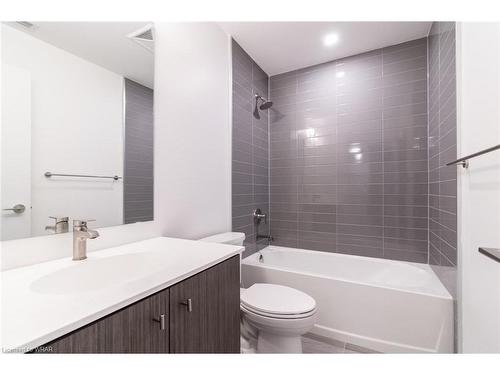 303-5 Wellington Street S, Kitchener, ON - Indoor Photo Showing Bathroom