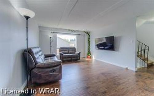 6-648 Doon Village Road, Kitchener, ON - Indoor Photo Showing Living Room