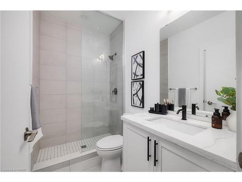 211-5 Wellington Street S, Kitchener, ON - Indoor Photo Showing Bathroom