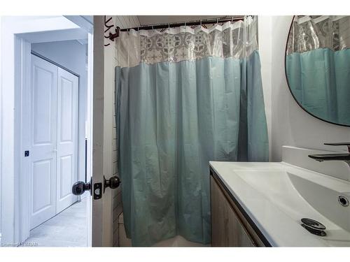 218 Catharine Street N, Hamilton, ON - Indoor Photo Showing Bathroom