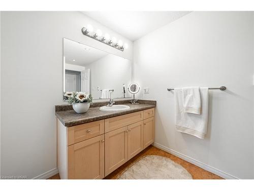 533 Landgren Court, Kitchener, ON - Indoor Photo Showing Bathroom