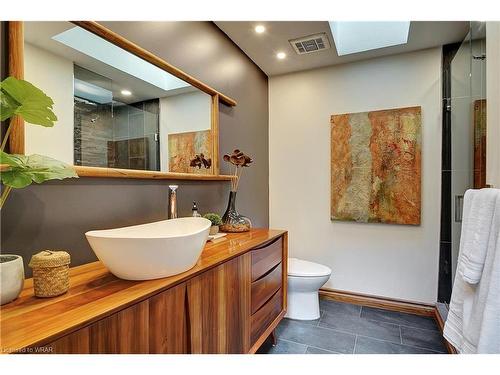 180 Broadview Avenue, Kitchener, ON - Indoor Photo Showing Bathroom