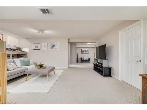 4-545 Laurelwood Drive, Waterloo, ON - Indoor Photo Showing Living Room