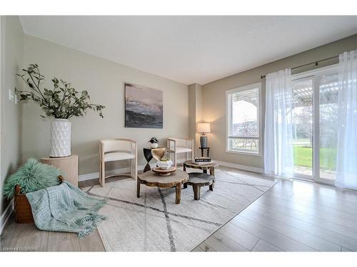 580 Beaver Creek Crescent, Waterloo, ON - Indoor Photo Showing Living Room