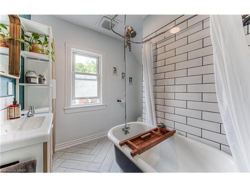 475 Stirling Avenue S, Kitchener, ON - Indoor Photo Showing Bathroom