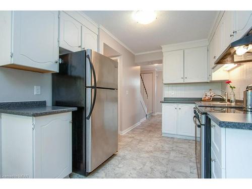 32-30 Green Valley Drive, Kitchener, ON - Indoor Photo Showing Kitchen