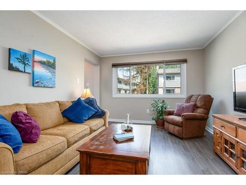 32-30 Green Valley Drive, Kitchener, ON - Indoor Photo Showing Living Room