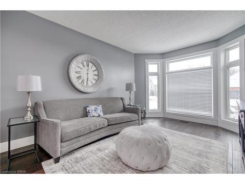 40 Brewster Place, Cambridge, ON - Indoor Photo Showing Living Room