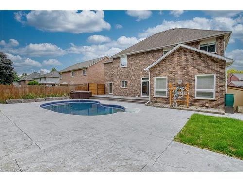 40 Brewster Place, Cambridge, ON - Outdoor With In Ground Pool