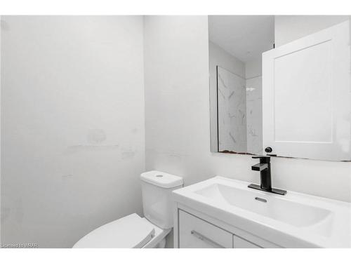 77 Lancaster Street W, Kitchener, ON - Indoor Photo Showing Bathroom