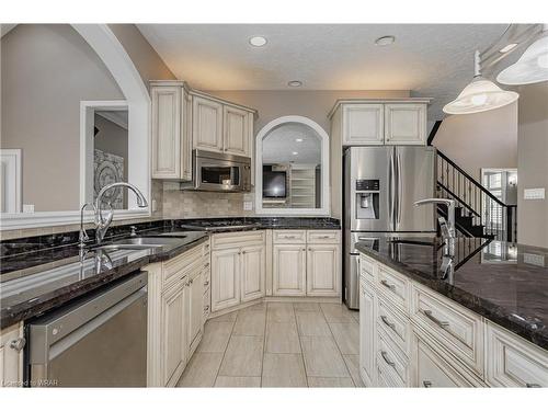 290 Woodridge Drive, Mannheim, ON - Indoor Photo Showing Kitchen With Upgraded Kitchen