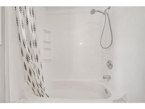 48 Ralgreen Crescent, Kitchener, ON - Indoor Photo Showing Bathroom