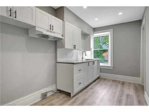 7 Crombie Street, Cambridge, ON - Indoor Photo Showing Kitchen