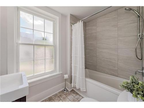 205 Park Street, Kitchener, ON - Indoor Photo Showing Bathroom