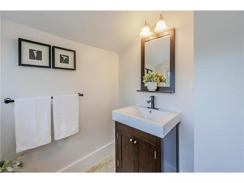 205 Park Street, Kitchener, ON - Indoor Photo Showing Bathroom