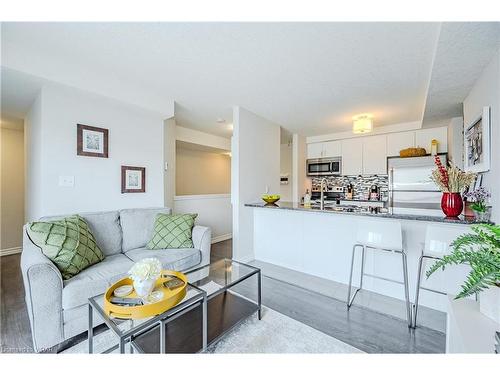 E-235 Rachel Crescent, Kitchener, ON - Indoor Photo Showing Living Room