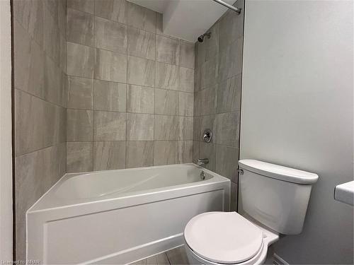 18-235 Chapel Hill Drive, Kitchener, ON - Indoor Photo Showing Bathroom
