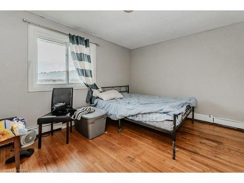 23-293 Fairway Road N, Kitchener, ON - Indoor Photo Showing Bedroom