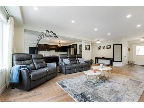 44 Newcastle Court, Kitchener, ON - Indoor Photo Showing Living Room