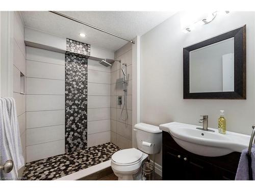 44 Newcastle Court, Kitchener, ON - Indoor Photo Showing Bathroom