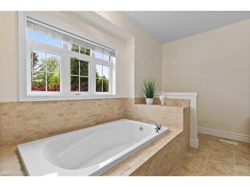 423 Deer Ridge Drive, Kitchener, ON - Indoor Photo Showing Bathroom