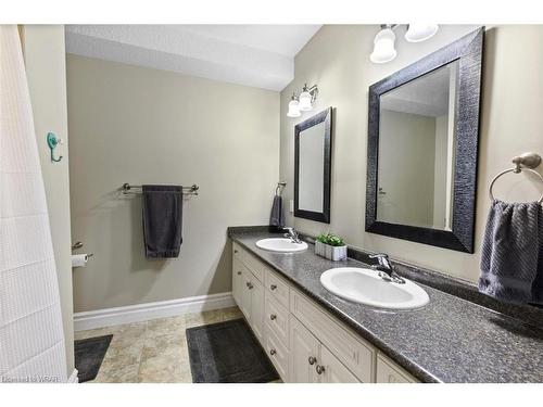 423 Deer Ridge Drive, Kitchener, ON - Indoor Photo Showing Bathroom