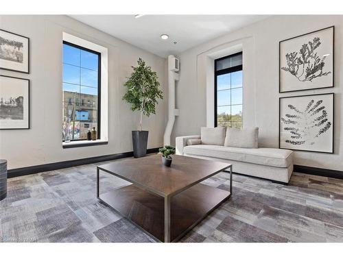 403-19 Guelph Avenue, Cambridge, ON - Indoor Photo Showing Living Room