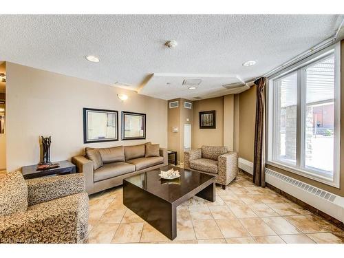 219-8 Harris Street, Cambridge, ON - Indoor Photo Showing Living Room