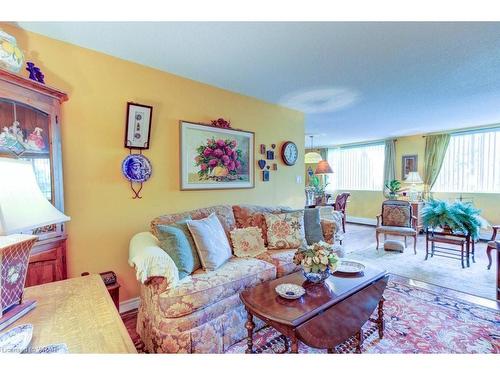 102-380 Champlain Boulevard, Cambridge, ON - Indoor Photo Showing Living Room