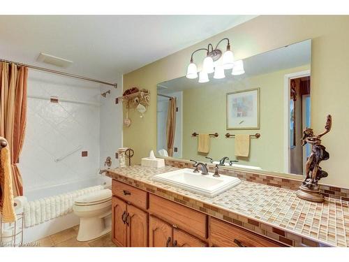 102-380 Champlain Boulevard, Cambridge, ON - Indoor Photo Showing Bathroom