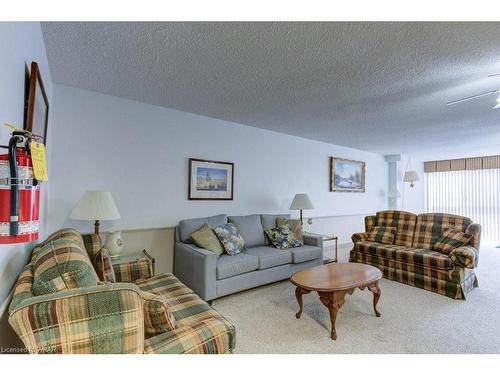 102-380 Champlain Boulevard, Cambridge, ON - Indoor Photo Showing Living Room