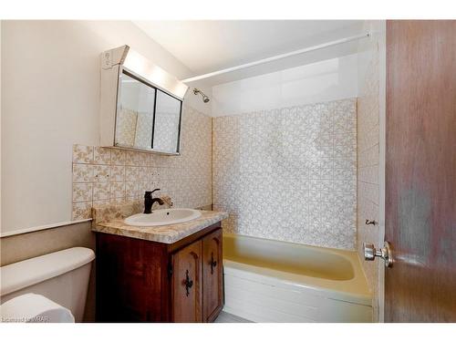 30-32 Beverly Street, Cambridge, ON - Indoor Photo Showing Bathroom