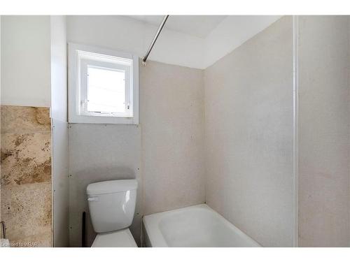 30-32 Beverly Street, Cambridge, ON - Indoor Photo Showing Bathroom